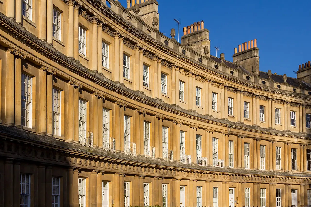 แถวบ้านโค้ง Royal Crescent ที่บาธ ภาพจาก Wikimedia Commons ผู้ถ่าย Mike Peel สัญญา CC BY-SA 4.0 ถ่ายปี 2014