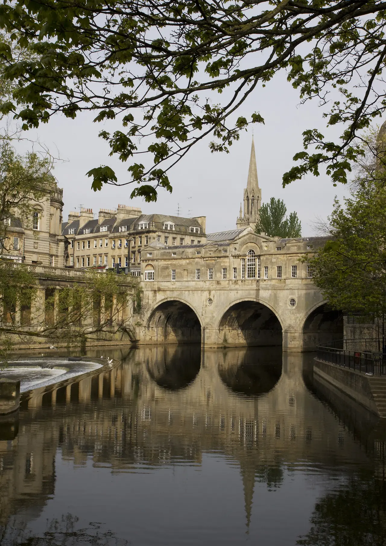 สะพาน Pulteney Bridge ข้ามแม่น้ำ Avon ที่บาธ ภาพจาก Wikimedia Commons ผู้ถ่าย Michael Maggs สัญญา CC BY-SA 2.5