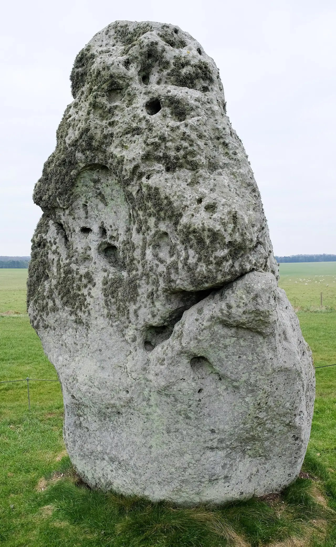 หิน Heel Stone ที่สโตนเฮนจ์ ภาพจาก Wikimedia Commons ผู้ถ่าย DeFacto สัญญา CC BY-SA 4.0