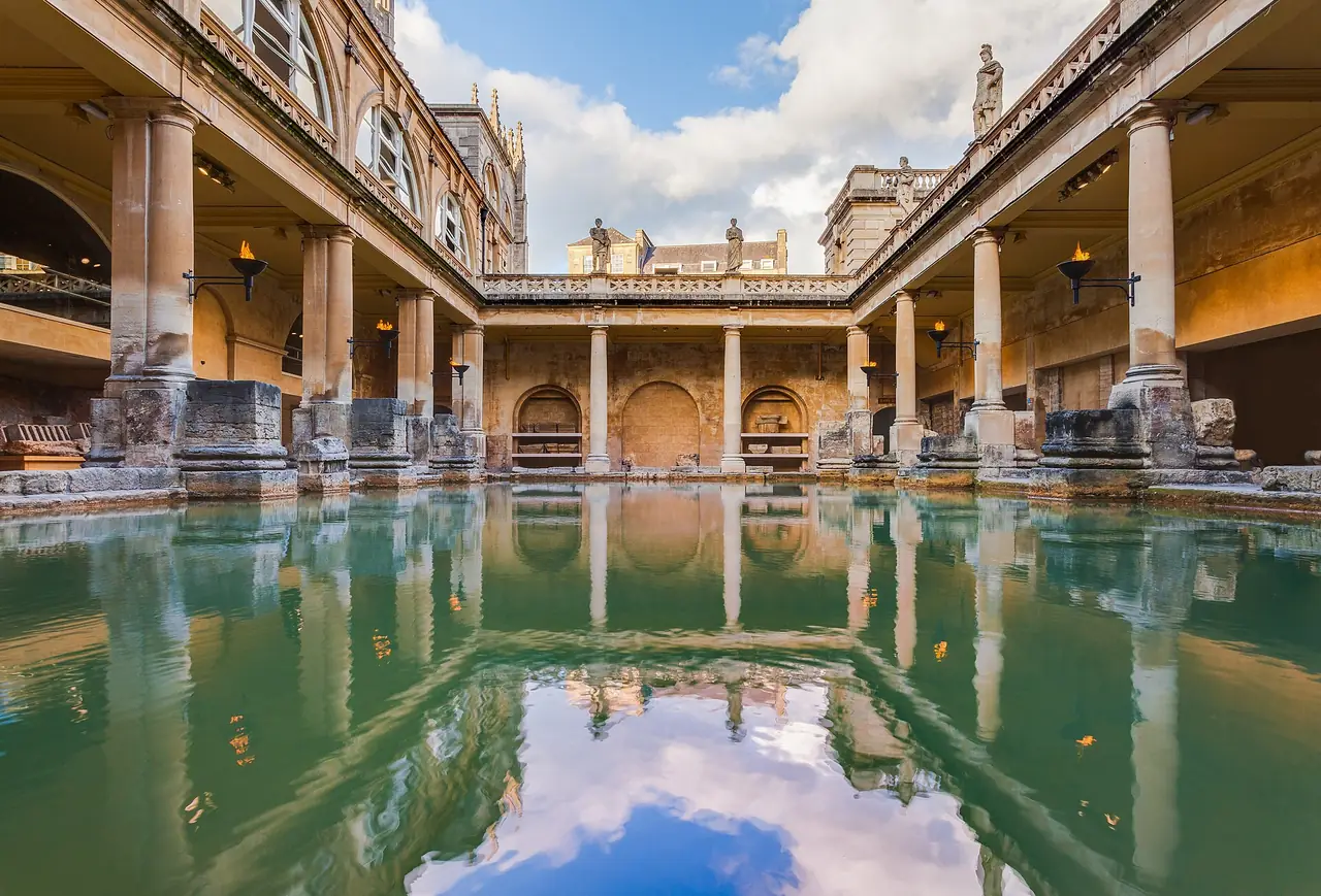 สระ Great Bath และระเบียงด้านบน มีเงาสะท้อนในน้ำสีเขียว ภาพจาก Wikimedia Commons ผู้ถ่าย Diego Delso สัญญา CC BY-SA 4.0 ถ่ายปี 2014