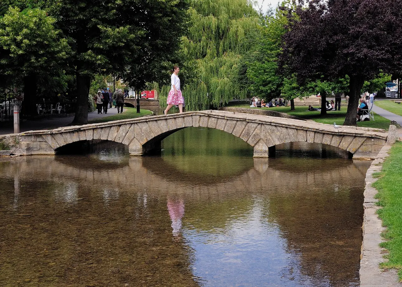 สะพานหินข้ามแม่น้ำ Windrush ที่ Bourton-on-the-Water ภาพจาก Wikimedia Commons ผู้ถ่าย Saffron Blaze สัญญา CC BY-SA 3.0