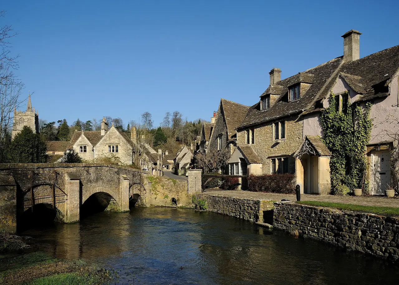 แม่น้ำและบ้านหินที่ Castle Combe ภาพจาก Wikimedia Commons ผู้ถ่าย Saffron Blaze สัญญา CC BY-SA 3.0