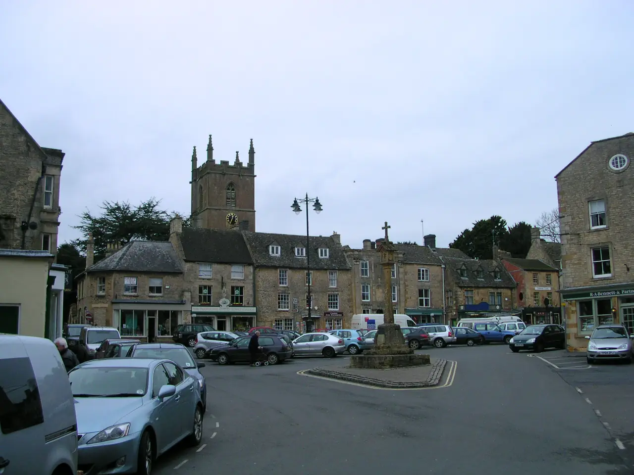 จัตุรัสกลางเมืองและโบสถ์ที่ Stow-on-the-Wold ภาพจาก Wikimedia Commons ผู้ใช้ Charlesdrakew สัญญาโดเมนสาธารณะ ภาพเก่าไม่ระบุปีที่ถ่าย