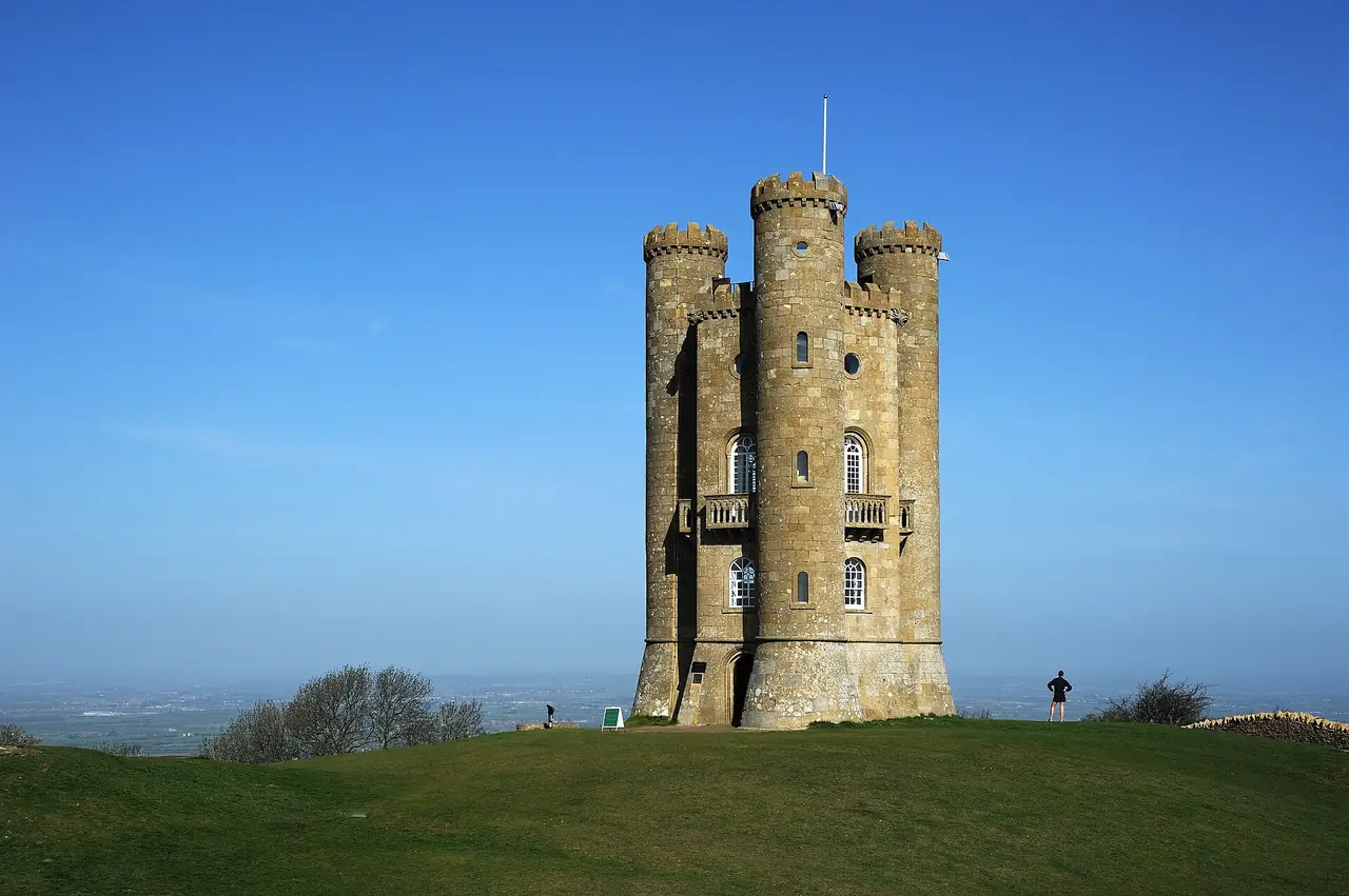 Broadway Tower บนเนินใกล้หมู่บ้าน Broadway ภาพจาก Wikimedia Commons ผู้ถ่าย Saffron Blaze สัญญา CC BY-SA 3.0 ถ่ายปี 2012