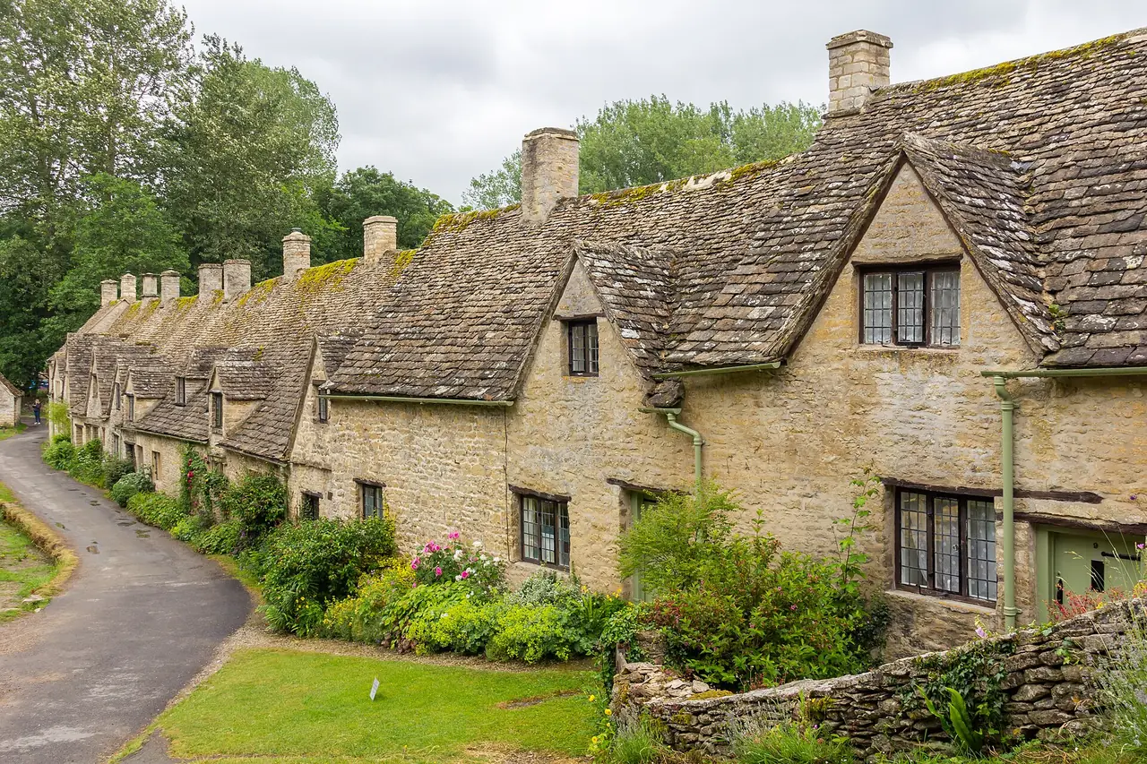 แถวบ้านหินที่ Bibury ภาพจาก Wikimedia Commons ผู้ถ่าย Mike Peel สัญญา CC BY-SA 4.0 ถ่ายปี 2015