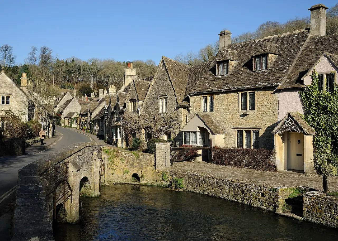 ทิวบ้านหินสีทองที่ Castle Combe ภาพจาก Wikimedia Commons ผู้ถ่าย Saffron Blaze สัญญา CC BY-SA 3.0