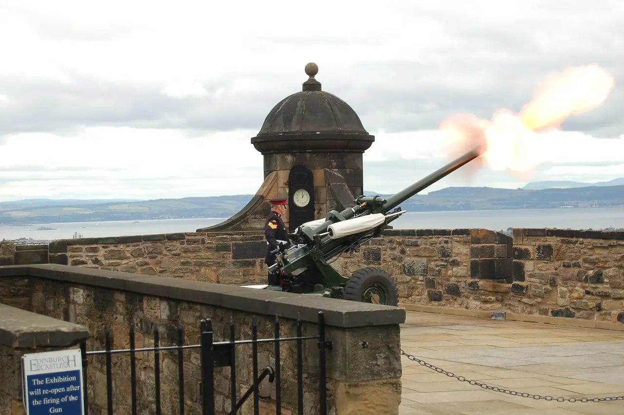 ปืนใหญ่ One O'Clock Gun ยิงบนแนวกำแพงปราสาท ภาพจาก Wikimedia Commons ผู้ใช้ Jcfrye สัญญาโดเมนสาธารณะ ถ่ายปี 2007