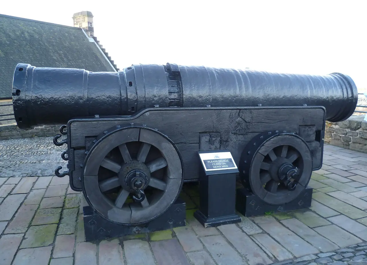 ปืนใหญ่ Mons Meg บนล้อไม้แบบเก่า ภาพจาก Wikimedia Commons ผู้ถ่าย Kim Traynor สัญญา CC BY-SA 3.0