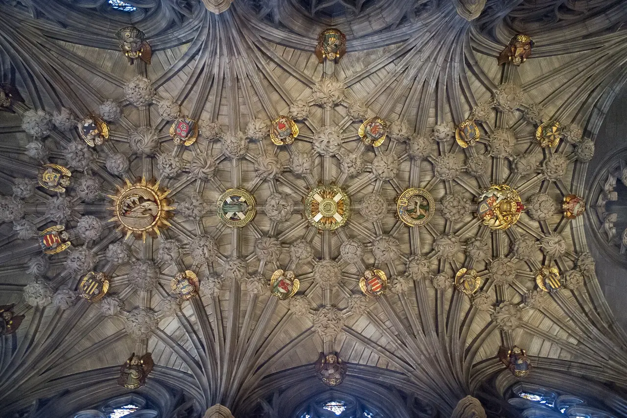 เพดานโค้งแบบกอทิกภายในมหาวิหาร St Giles ภาพจาก Wikimedia Commons ผู้ถ่าย Carlos Delgado สัญญา CC BY-SA 3.0 ไม่ระบุว่าห้องไหน
