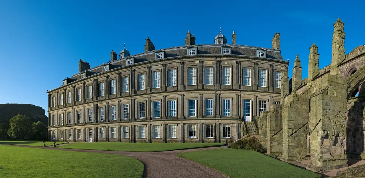 ด้านหน้าพระราชวัง Holyroodhouse และซากแอบบีย์ข้างพระราชวัง ภาพจาก Wikimedia Commons ผู้ถ่าย Daniel Kraft สัญญา CC BY-SA 3.0 ถ่ายเดือนตุลาคม 2021