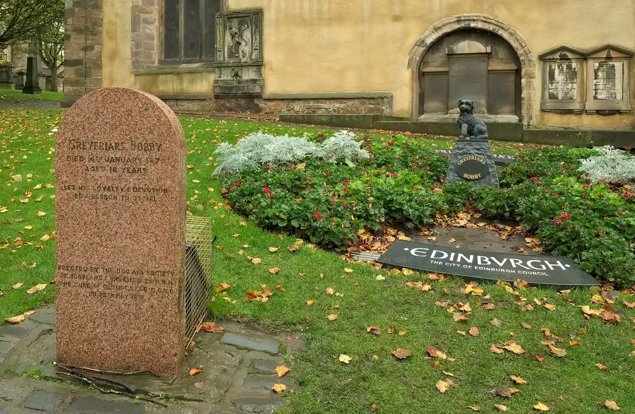หินจารึกและอนุสรณ์ Greyfriars Bobby ข้างสุสาน ภาพจาก Wikimedia Commons ผู้ถ่าย Daniel Kraft สัญญา CC BY-SA 4.0 ถ่ายเดือนตุลาคม 2021