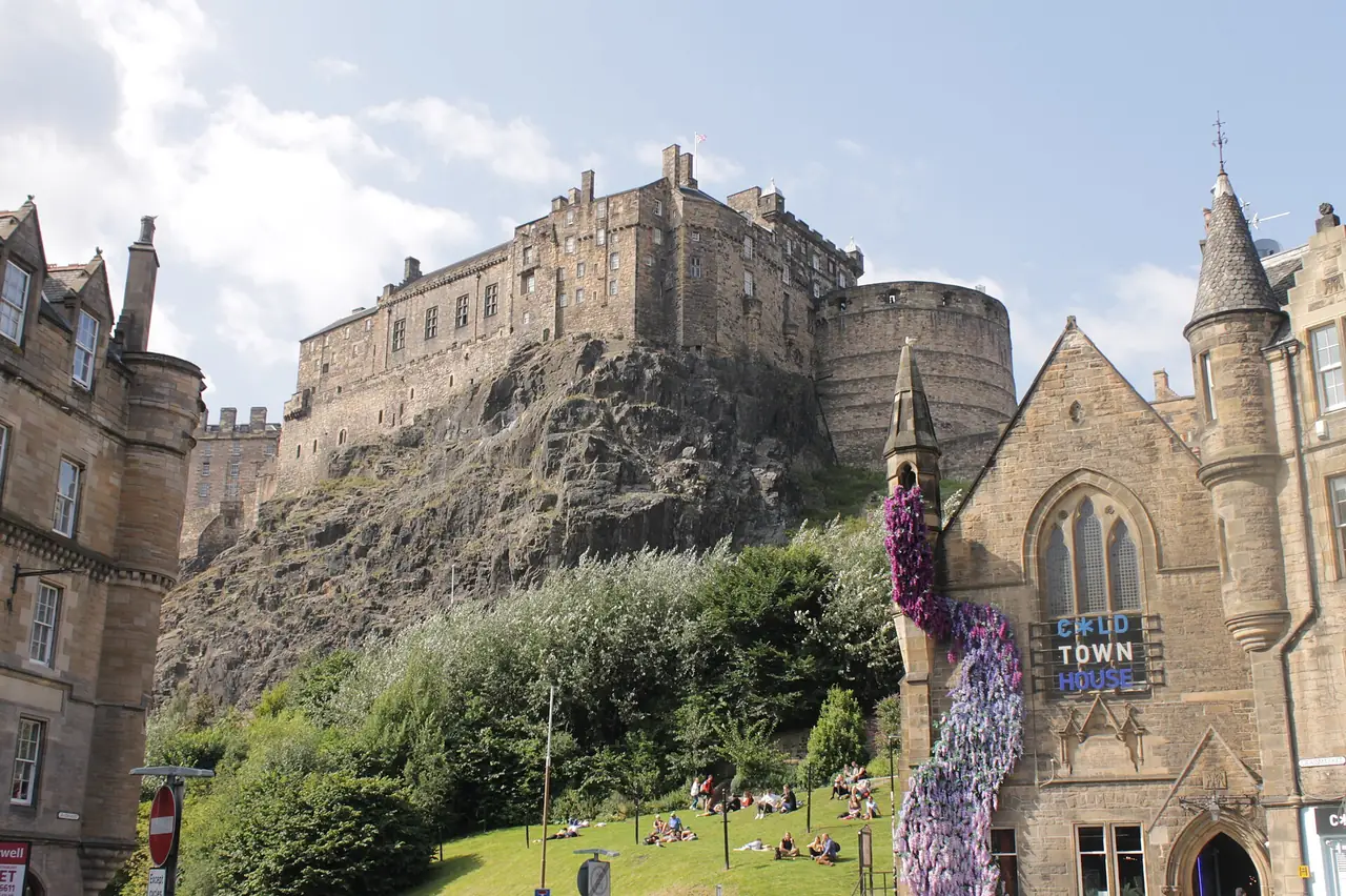 ปราสาทเอดินบะระมองจาก Grassmarket ภาพจาก Wikimedia Commons ผู้ถ่าย Stephencdickson สัญญา CC BY-SA 4.0