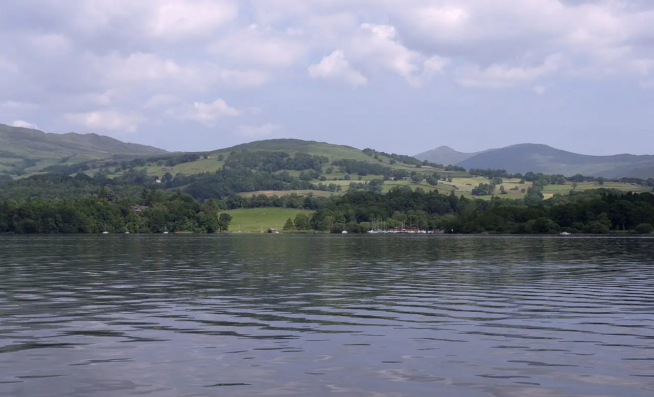 ทะเลสาบ Windermere มองข้ามผิวน้ำไปยังเนินเขาอีกฝั่ง ภาพจาก Wikimedia Commons ผู้ถ่าย mattbuck สัญญา CC BY-SA 3.0