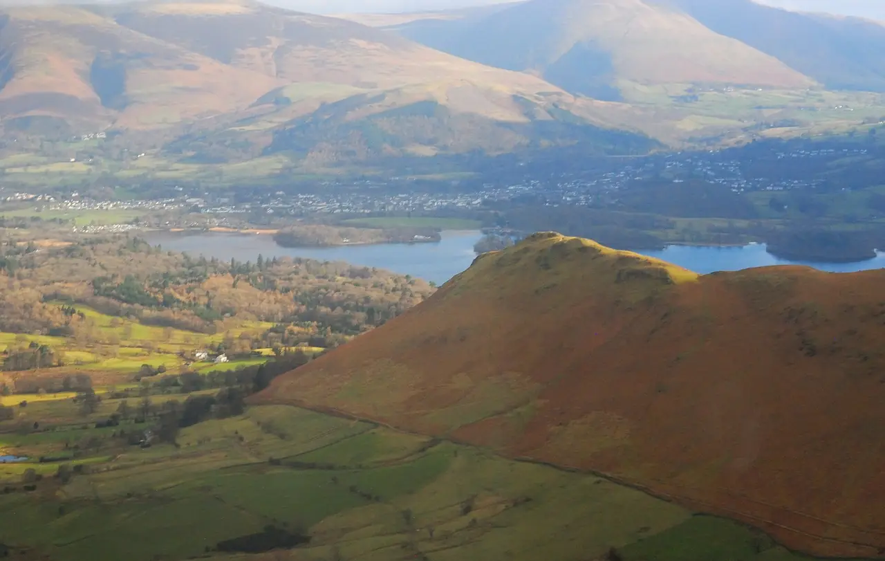 เมือง Keswick และทะเลสาบ Derwentwater มองจากมุมสูง ภาพจาก Wikimedia Commons ผู้ถ่าย Lieven Smits สัญญา CC BY-SA 4.0
