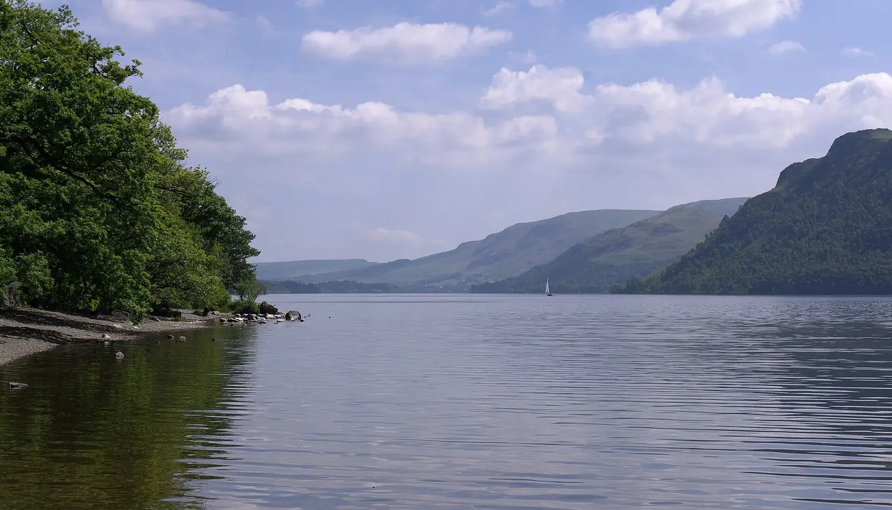 ทะเลสาบ Ullswater ภาพจาก Wikimedia Commons ผู้ถ่าย mattbuck สัญญา CC BY-SA 3.0