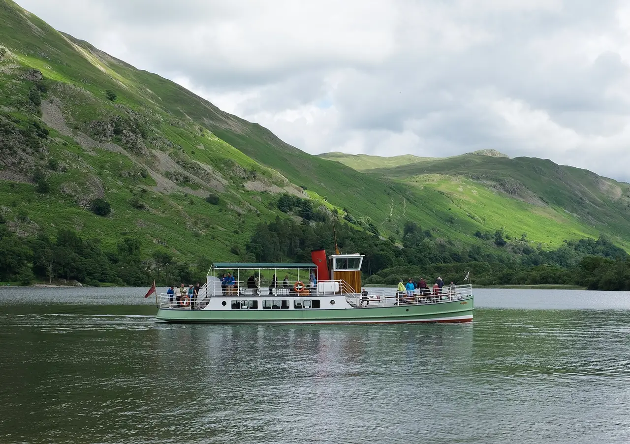 เรือโดยสารแล่นบนทะเลสาบ Ullswater ภาพจาก Wikimedia Commons ผู้ถ่าย DeFacto สัญญา CC BY-SA 4.0 ไม่ได้ระบุว่าเรืออยู่เส้นทางไหนของปีนี้