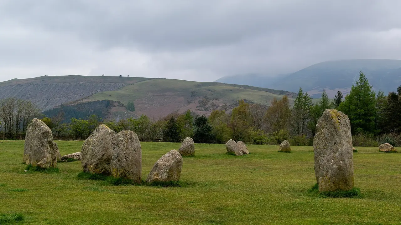 วงหิน Castlerigg ใกล้เมือง Keswick ภาพจาก Wikimedia Commons ผู้ถ่าย Dominic Nelson สัญญา CC BY-SA 4.0