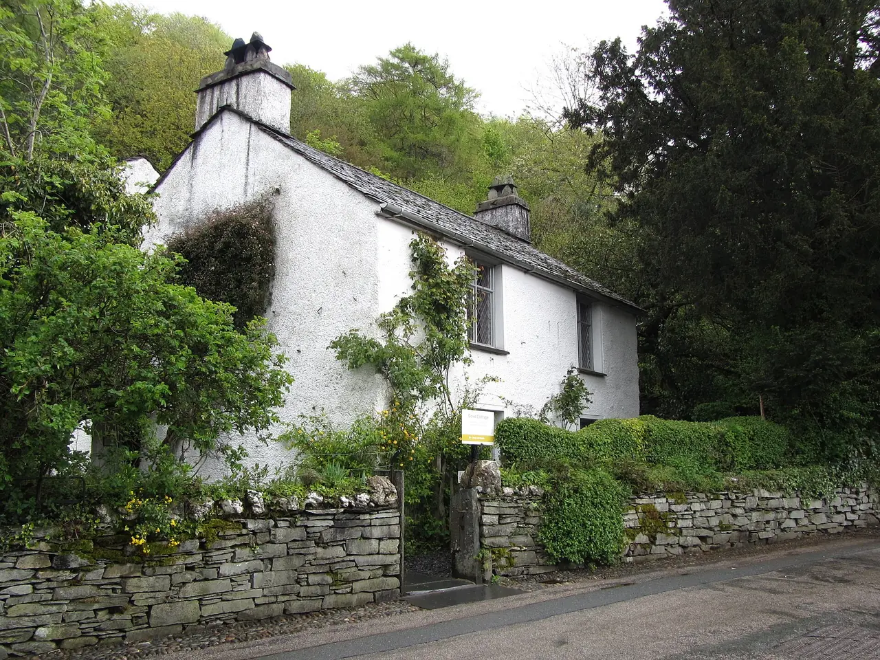 Dove Cottage บ้านของกวี William Wordsworth ที่ Grasmere ภาพจาก Wikimedia Commons ผู้ถ่าย Strobilomyces สัญญา CC BY-SA 3.0 ถ่ายปี 2008