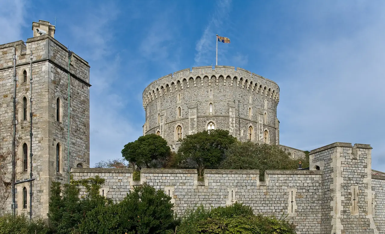 หอทรงกลม Round Tower ของปราสาท ภาพจาก Wikimedia Commons ผู้ถ่าย Diliff สัญญา CC BY-SA 3.0 ถ่ายเดือนพฤศจิกายน 2006