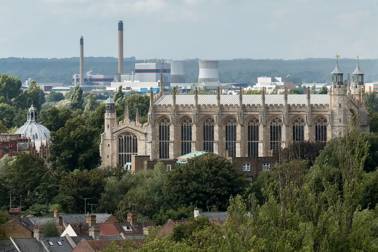 โบสถ์ของ Eton College มองจากปราสาทวินด์เซอร์ ภาพจาก Wikimedia Commons ผู้ถ่าย Martin Kraft สัญญา CC BY-SA 3.0