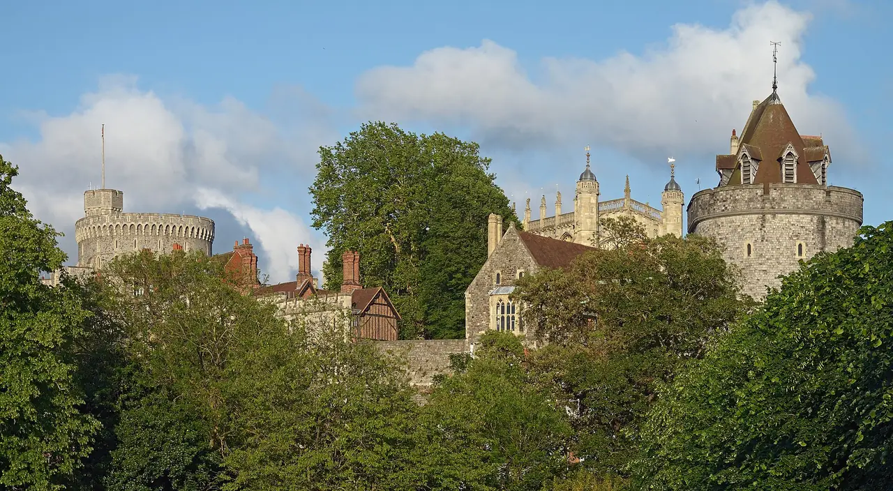 ปราสาทวินด์เซอร์มองจาก Alexandra Park เห็น Round Tower โบสถ์ St George และ Curfew Tower ภาพจาก Wikimedia Commons ผู้ถ่าย Ввласенко สัญญา CC BY-SA 3.0