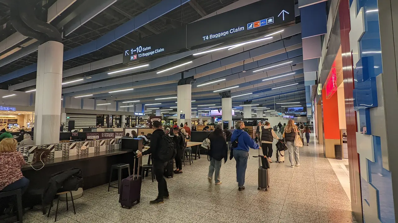 ห้องโถงรับสัมภาระเทอร์มินัล 4 สนามบินเมลเบิร์น (Tullamarine) ภาพจาก Wikimedia Commons ผู้ถ่าย Philip Mallis สัญญา CC BY-SA 2.0 ภาพประกอบสนามบินปลายทาง ไม่เกี่ยวกับการตรวจเข้าเมืองโดยตรง