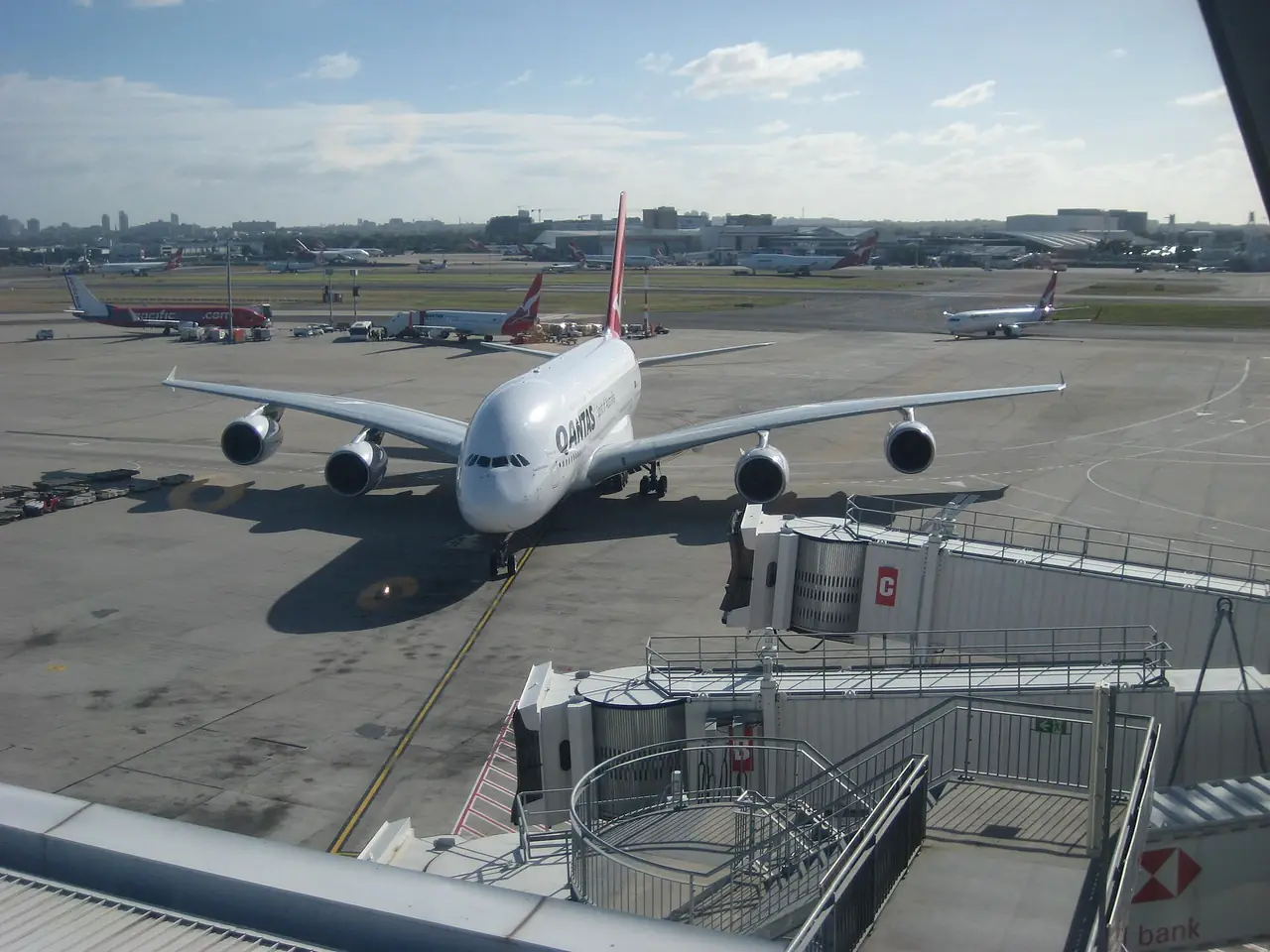 เครื่องบิน Qantas A380 ที่ท่าอากาศยานซิดนีย์ ปี 2555 ภาพจาก Wikimedia Commons ผู้ถ่าย Calistemon สัญญา CC BY-SA 3.0 ภาพประกอบสนามบินปลายทาง