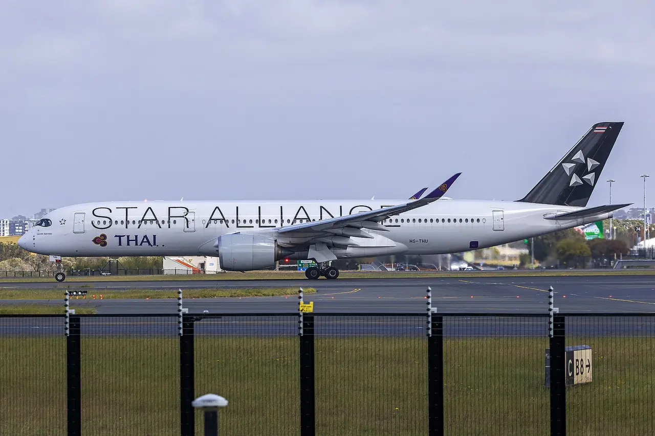 เครื่องบินแอร์บัส A350 ของการบินไทยลายสตาร์อัลไลแอนซ์ที่ท่าอากาศยานซิดนีย์ ภาพจาก Wikimedia Commons ผู้ถ่าย Bidgee สัญญา CC BY-SA 3.0 AU ภาพเก่า ไม่ยืนยันว่าตารางบินปัจจุบันยังเป็นเครื่องรุ่นนี้