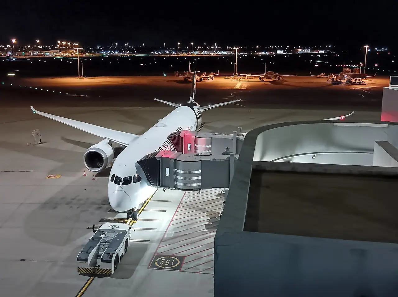 เครื่องบิน Air New Zealand โบอิ้ง 787-9 ที่ท่าอากาศยานเพิร์ธ ปี 2567 ภาพจาก Wikimedia Commons ผู้ถ่าย Bahnfrend สัญญา CC BY-SA 4.0 ถ่ายที่ออสเตรเลีย ไม่ใช่นิวซีแลนด์ ใช้เป็นภาพประกอบสายการบินประจำชาติเท่านั้น