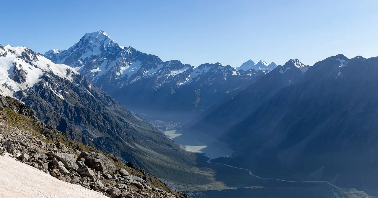 ยอดเขาอาโอรากิ (Mount Cook) และหุบเขาในอุทยานแห่งชาติ ภาพจาก Wikimedia Commons ผู้ถ่าย Michal Klajban สัญญา CC BY-SA 4.0 ภาพประกอบปลายทางเกาะใต้