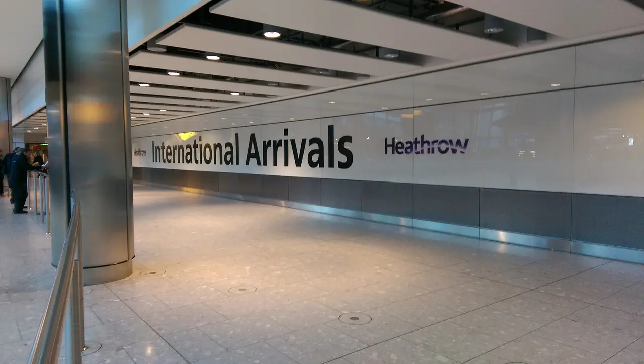 ป้าย International Arrivals ที่เทอร์มินัล 5 ท่าอากาศยานฮีทโธรว์ ภาพจาก Wikimedia Commons ผู้ถ่าย Lewis Clarke สัญญา CC BY-SA 2.0 ภาพประกอบจุดขาเข้า ไม่ใช่ช่องตรวจพาสปอร์ต