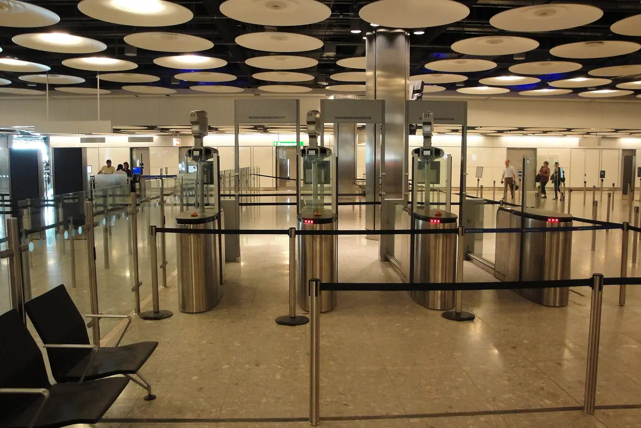 ช่อง ePassport gates ที่เทอร์มินัล 5 ฮีทโธรว์ ภาพจาก Wikimedia Commons ผู้ถ่าย Home Office สัญญา CC BY 2.0 ช่องอัตโนมัตินี้ใช้ได้เฉพาะสัญชาติที่เข้าเงื่อนไข เราไม่ยืนยันว่าพาสปอร์ตไทยใช้ได้ ยังไม่ยืนยัน