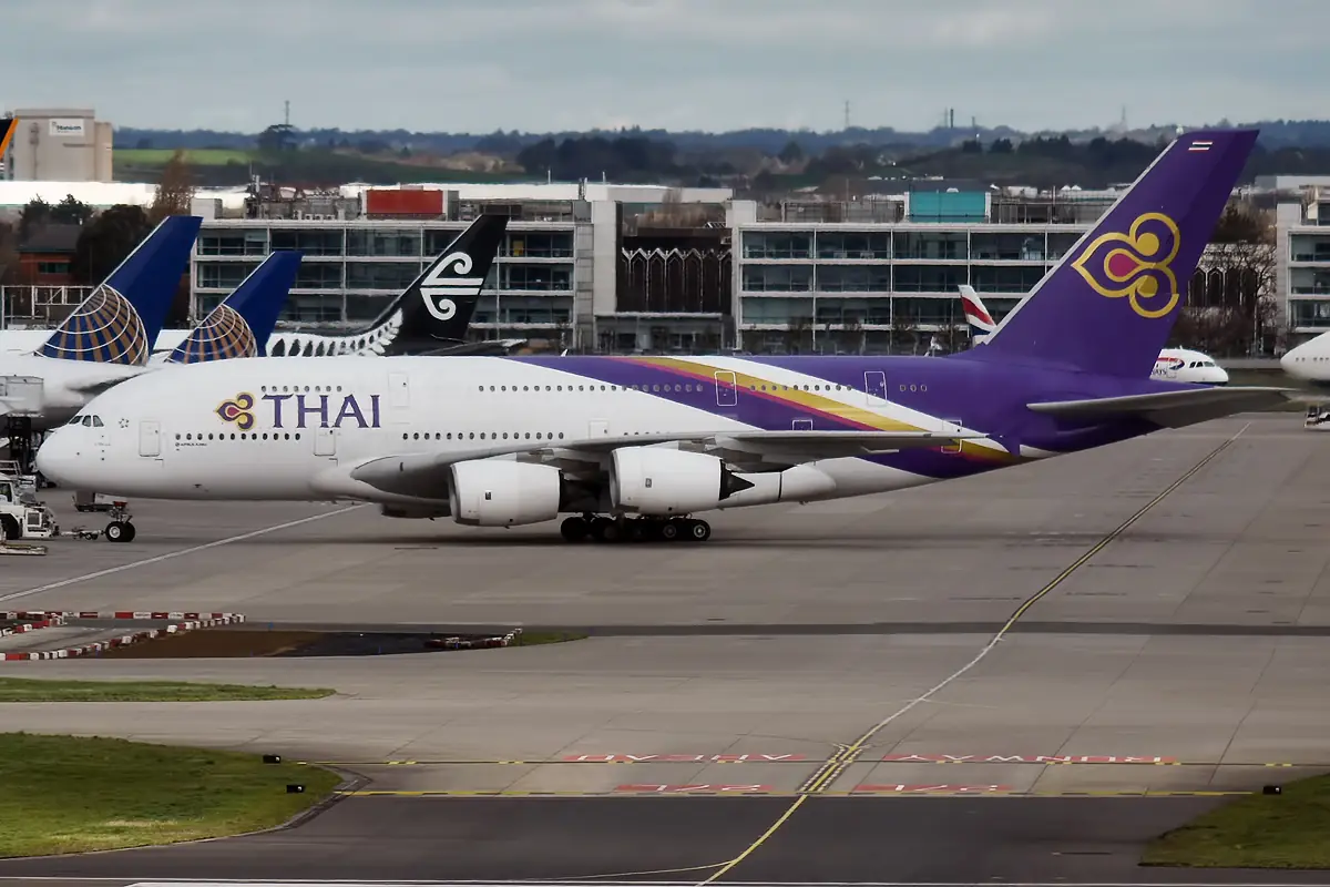 เครื่องบินแอร์บัส A380 ของการบินไทยที่ท่าอากาศยานฮีทโธรว์ มีนาคม 2563 ภาพจาก Wikimedia Commons ผู้ถ่าย Anna Zvereva สัญญา CC BY-SA 2.0 ภาพเก่าเพื่อประกอบบรรยากาศ ไม่ยืนยันว่ายังมีเที่ยวบินนี้