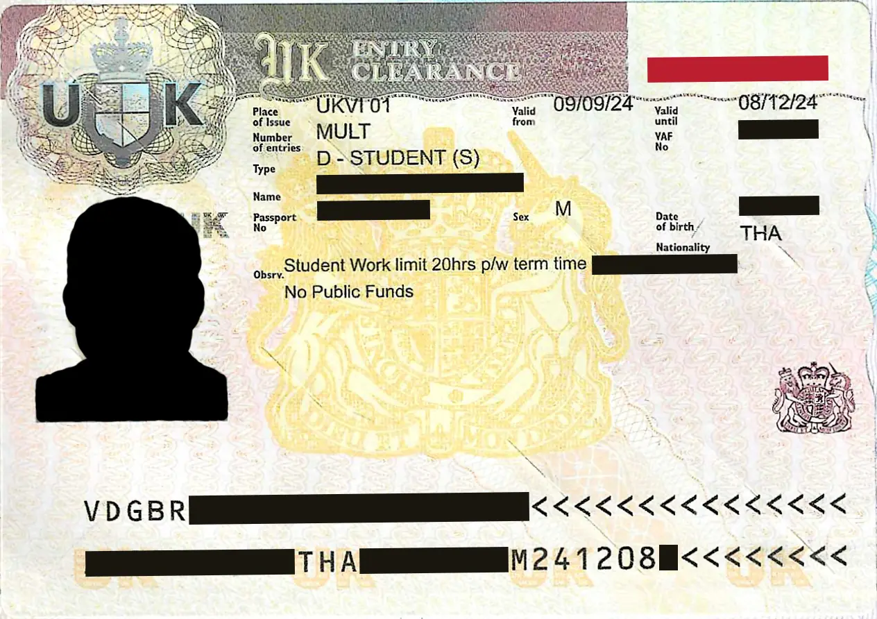 ตัวอย่างสติกเกอร์วีซ่านักเรียนของอังกฤษที่ติดในหนังสือเดินทางไทย ปี 2567 ปิดข้อมูลส่วนตัวแล้ว ภาพจาก Wikimedia Commons ผู้สแกน Wutkh สัญญา CC0 ภาพนี้เป็นวีซ่านักเรียน ไม่ใช่ Standard Visitor แต่รูปแบบสติกเกอร์คล้ายกัน