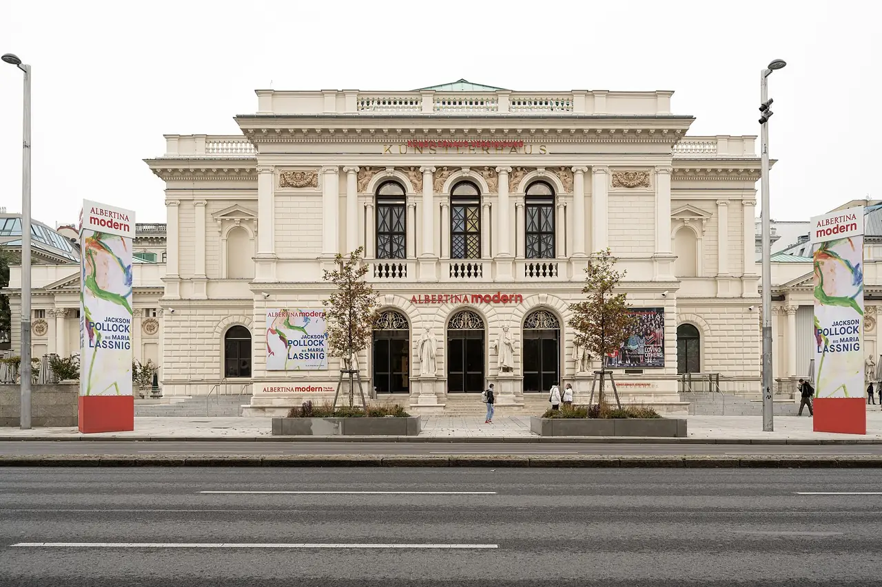 ด้านหน้า Albertina Modern ที่ Karlsplatz ซึ่งเป็นอาคาร Künstlerhaus เดิม ภาพจาก Wikimedia Commons ผู้ถ่าย AlbertinaPresse สัญญา CC BY-SA 4.0