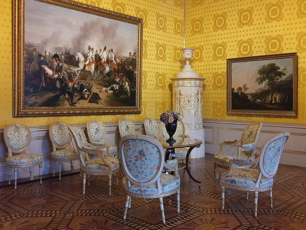 ห้องผนังเหลืองในส่วนห้องพระราชวังของ Albertina ภาพจาก Wikimedia Commons ผู้ถ่าย Gerda Arendt สัญญา CC0 ปีถ่ายไม่ระบุในที่เราตรวจ ห้องจริงอาจจัดแสดงต่างจากภาพ