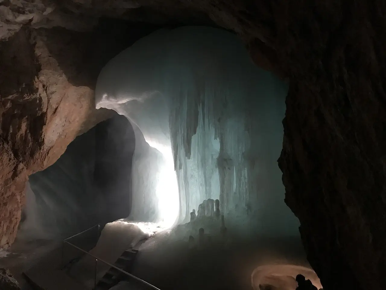 ผนังน้ำแข็งรูปคล้ายออร์แกนในถ้ำ Eisriesenwelt ภาพจาก Wikimedia Commons ผู้ถ่าย Arie M. den Toom สัญญา CC BY-SA 4.0 ปีถ่ายไม่ระบุในที่เราตรวจ วันนี้ห้ามถ่ายภาพในถ้ำ