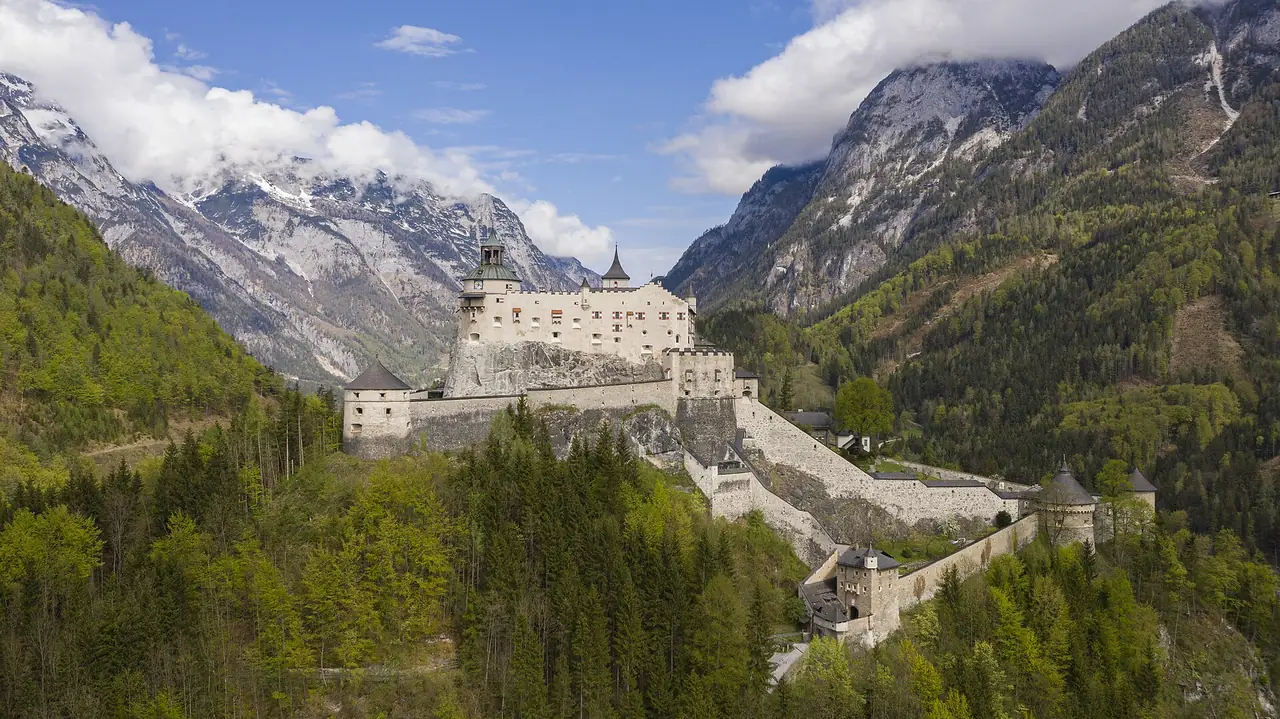 ป้อม Hohenwerfen บนโขดเหนือหุบเขา Salzach ภาพจาก Wikimedia Commons ผู้ถ่าย Arne Müseler สัญญา CC BY-SA 3.0 de ปีถ่ายไม่ระบุในที่เราตรวจ