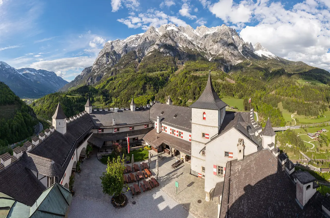 ลานด้านในของป้อม Hohenwerfen มองจากที่สูง ภาพจาก Wikimedia Commons ผู้ถ่าย Diego Delso สัญญา CC BY-SA 4.0 ถ่ายวันที่ 17 พ.ค. 2562