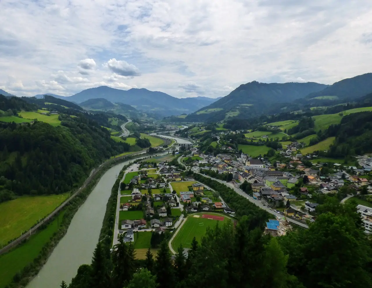 เมือง Werfen และแม่น้ำ Salzach มองจากป้อม Hohenwerfen ภาพจาก Wikimedia Commons ผู้ถ่าย Niki.L สัญญา CC BY-SA 4.0 ปีถ่ายไม่ระบุในที่เราตรวจ