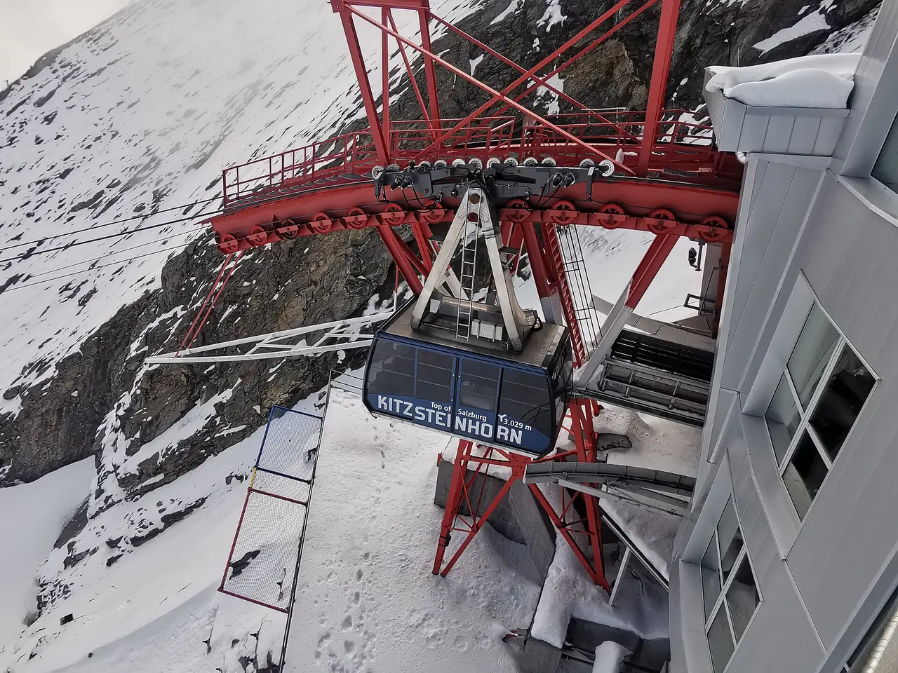 ตัวกระเช้า Gipfelbahn ที่สถานียอดบน Kitzsteinhorn มีหิมะ ภาพจาก Wikimedia Commons ผู้ถ่าย User:Mateus2019 สัญญา CC BY-SA 4.0 ถ่ายปี 2564 ฤดูหนาว
