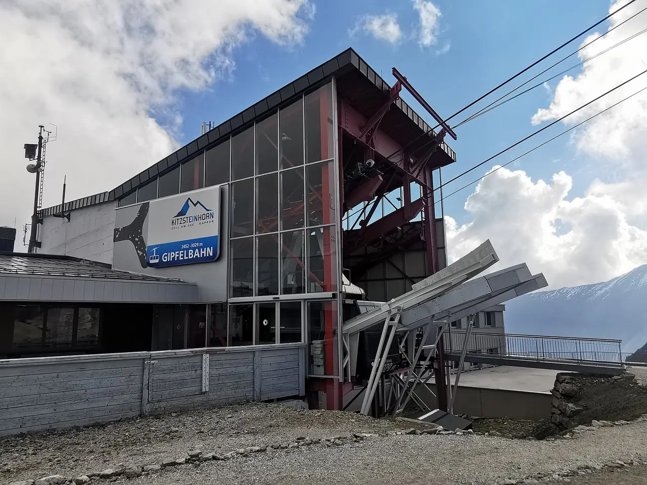 อาคารสถานีของกระเช้า Gipfelbahn ที่ Kitzsteinhorn ชื่อไฟล์ระบุว่าเป็นสถานีล่าง Gletscherjet 2 แต่ป้ายในภาพเขียน Gipfelbahn ภาพจาก Wikimedia Commons ผู้ถ่าย User:Mateus2019 สัญญา CC BY-SA 4.0 ถ่ายปี 2564