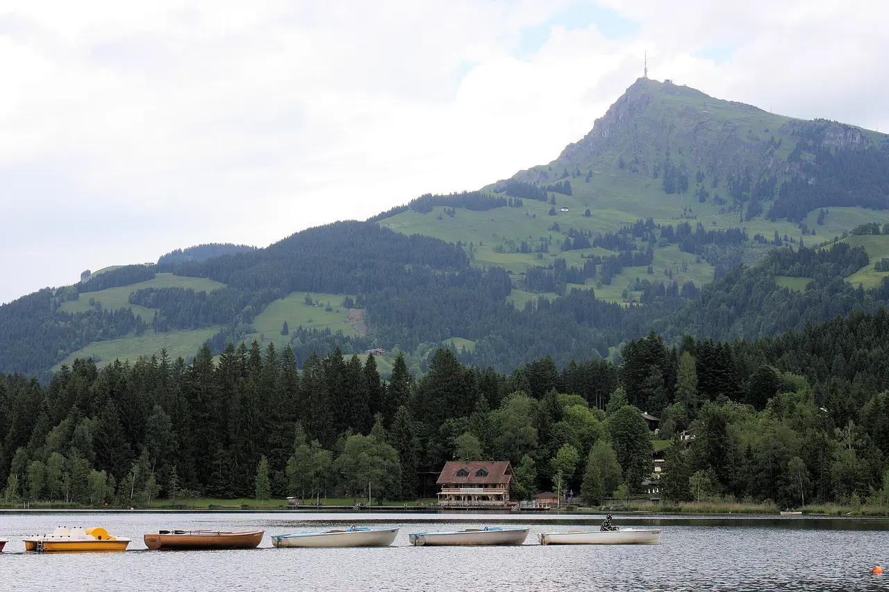ทะเลสาบ Schwarzsee และ Kitzbüheler Horn ใกล้คิทซ์บูเฮล ภาพจาก Wikimedia Commons ผู้ถ่าย Dguendel สัญญา CC BY 4.0 ปีถ่ายไม่ระบุในที่เราตรวจ