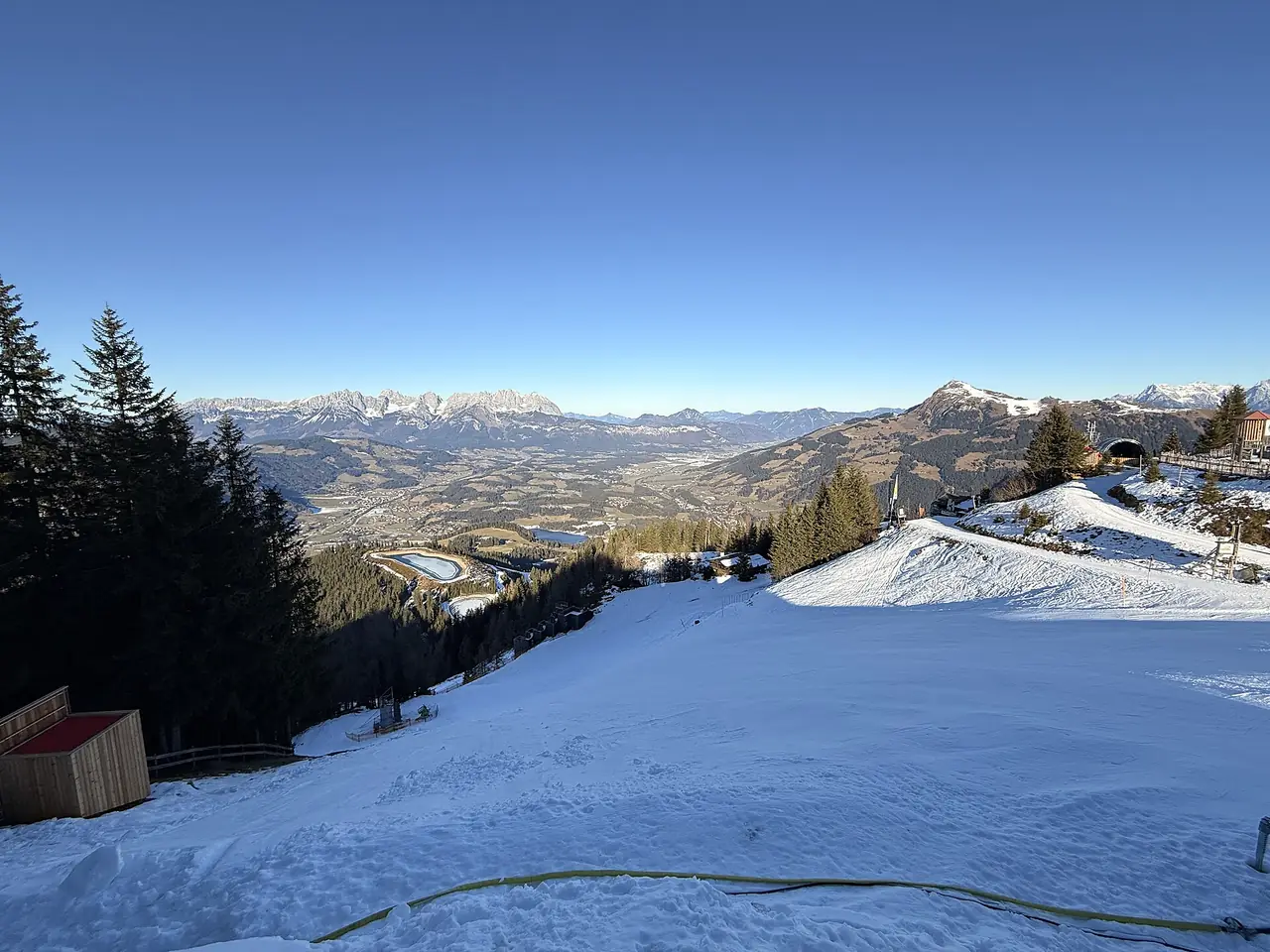 จุดเริ่มต้นทางลงสกีแข่งขัน Hahnenkamm ตามคำอธิบายไฟล์ มองเห็นหุบเขาด้านล่าง ภาพจาก Wikimedia Commons ผู้ถ่าย Jan Sobotka สัญญา CC BY 4.0 ถ่ายเดือนธันวาคม 2568