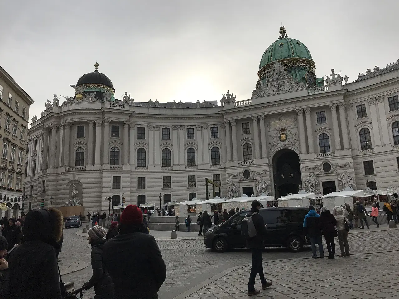 ลานหน้า Michaelerplatz และด้านหน้าฮอฟบวร์กใต้โดม Michaelerkuppel ทางเข้าหนึ่งของโรงเรียนม้า ภาพจาก Wikimedia Commons ผู้ถ่าย Montanabw สัญญา CC BY-SA 4.0