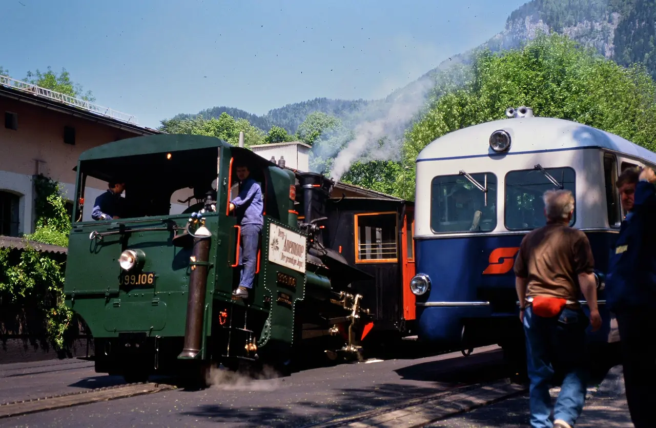 หัวรถจักรไอน้ำและรถรางดีเซลของ Schafbergbahn ที่สถานีล่างซังต์วูล์ฟกังสมัยที่ยังเป็นของ ÖBB ภาพจาก Wikimedia Commons ผู้ถ่าย Frank Nowotny สัญญา CC BY-SA 4.0 เป็นภาพเก่า สถานีล่างปัจจุบันเป็นอาคาร ErlebnisQuartier ใหม่