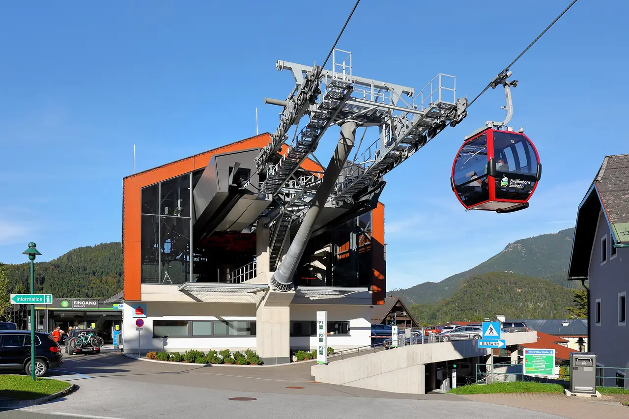 สถานีล่างของกระเช้า Zwölferhorn ที่ St. Gilgen ภาพจาก Wikimedia Commons ผู้ถ่าย C.Stadler/Bwag สัญญา CC BY-SA 4.0 ปีถ่ายไม่ระบุในที่เราตรวจ
