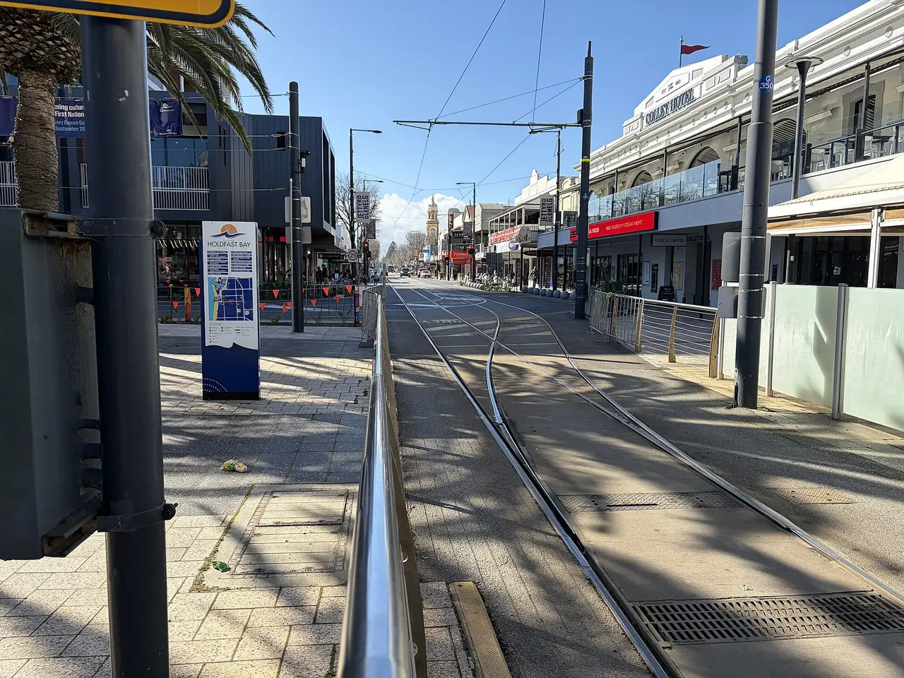 ถนน Jetty Road ที่ Glenelg มีรางรถรางทอดไปตามถนน ภาพจาก Wikimedia Commons ผู้ถ่าย RegionVisitor90 สัญญา CC BY 4.0 ถ่ายวันที่ 20 ส.ค. 2569