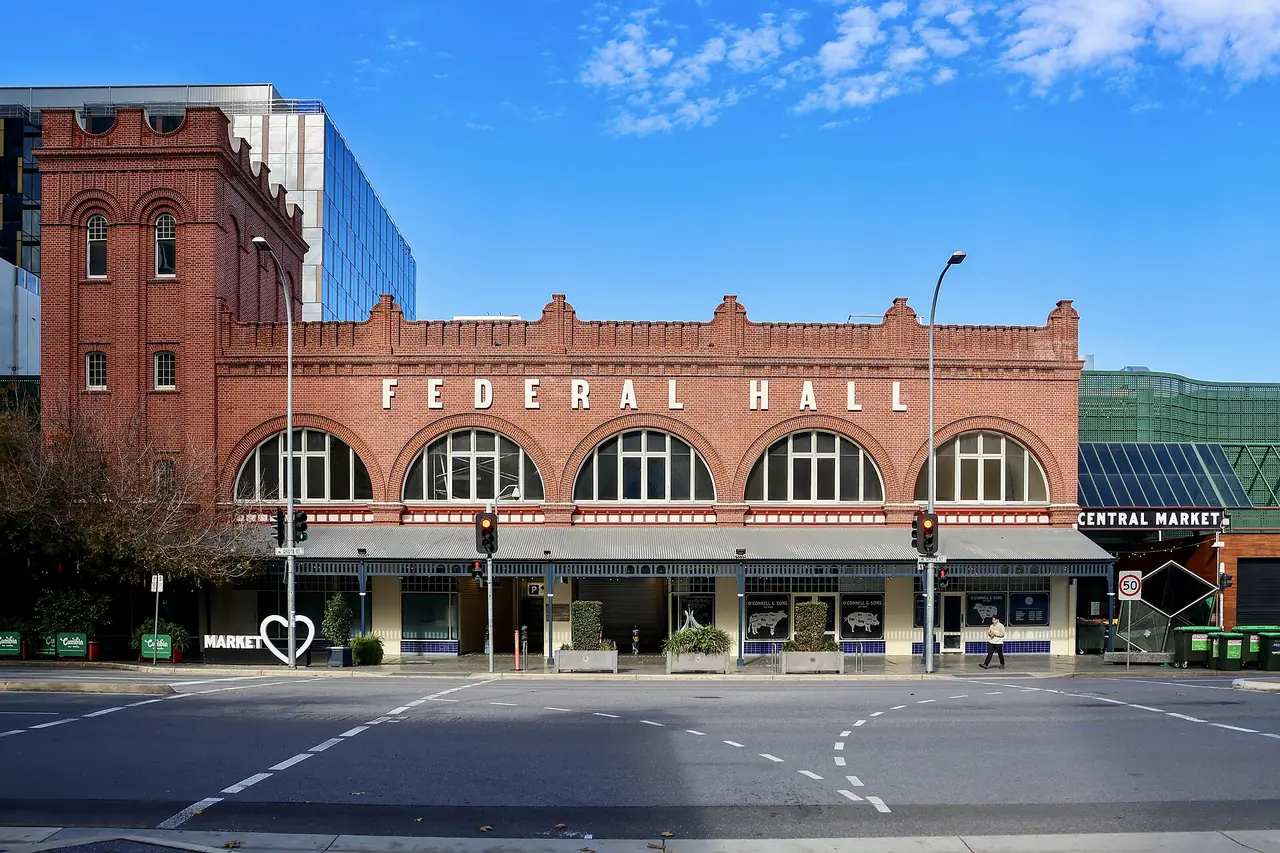 อาคาร Federal Hall ที่ตลาดกลาง Adelaide Central Market ใจกลางเมืองอะเดเลด ภาพจาก Wikimedia Commons ผู้ถ่าย Yu Chu Chin สัญญา CC BY-SA 4.0 ถ่ายเดือนมิถุนายน 2569