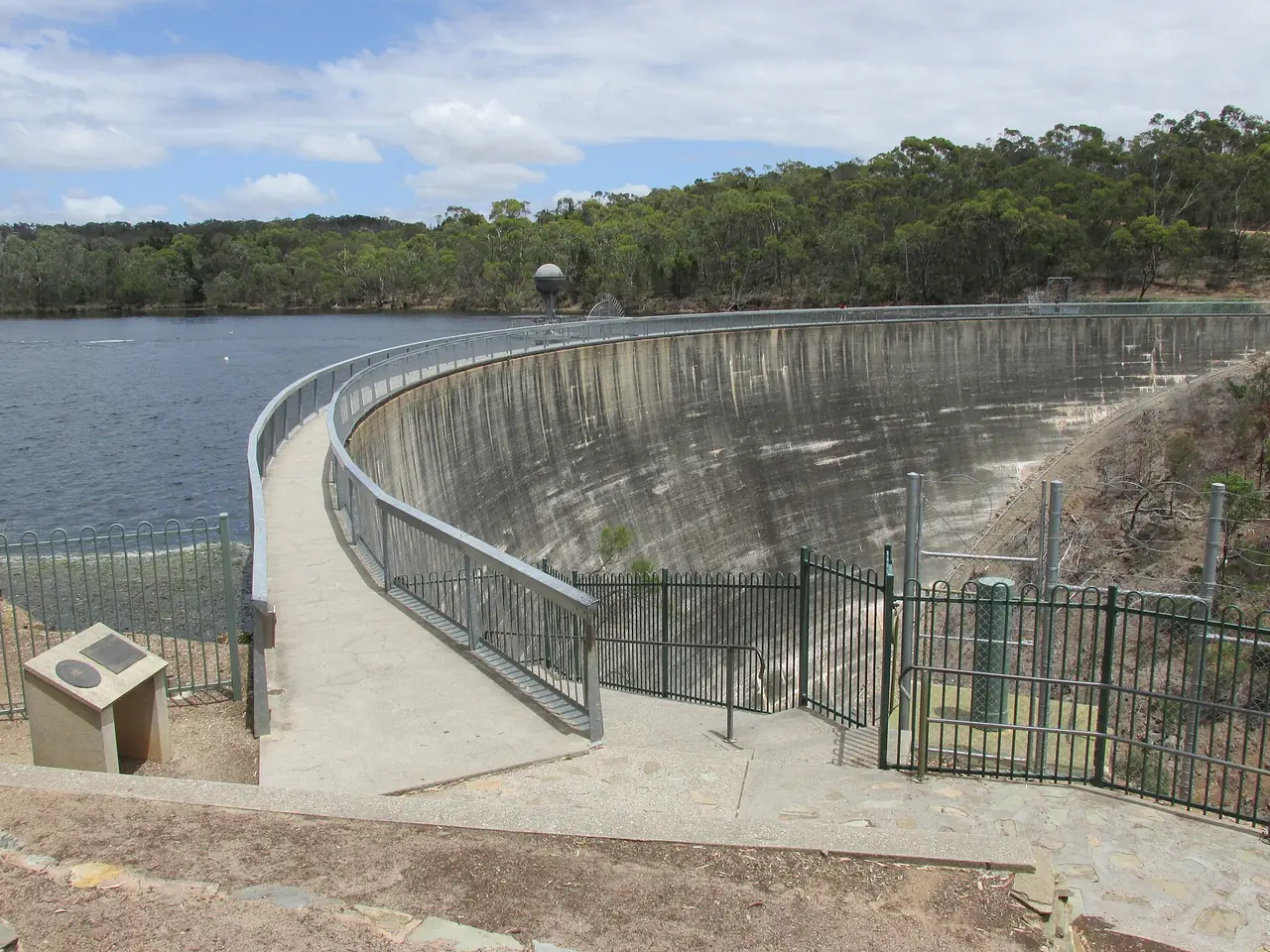 เขื่อน Whispering Wall ที่ Barossa Reservoir ใกล้ Williamstown ในหุบเขา Barossa ภาพจาก Wikimedia Commons ผู้ถ่าย Orderinchaos สัญญา CC BY-SA 3.0 ภาพเก่า